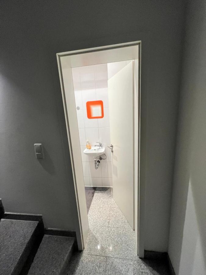 Budget Rooms Just For Sleeping - Digital Access Cologne Exterior photo