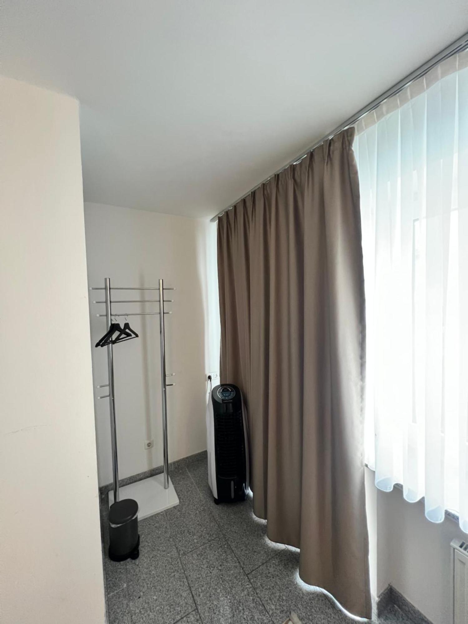 Budget Rooms Just For Sleeping - Digital Access Cologne Exterior photo